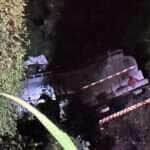 Colisão envolveu moto, caminhão-tanque, caminhão baú e um Jeep Renegade; vítimas foram socorridas pelo Corpo de Bombeiros