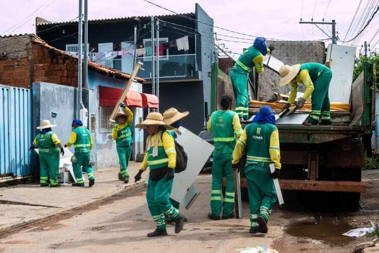 Limpurb realiza mutirão de cata-treco em 12 bairros de Cuiabá