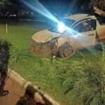 Veículo colidiu contra árvore no canteiro central após namorado puxar o volante durante desentendimento; ocupantes foram socorridos e não sofreram ferimentos graves
