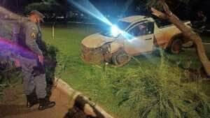 Veículo colidiu contra árvore no canteiro central após namorado puxar o volante durante desentendimento; ocupantes foram socorridos e não sofreram ferimentos graves