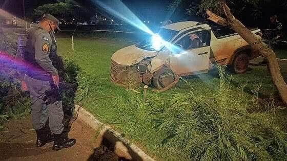 Veículo colidiu contra árvore no canteiro central após namorado puxar o volante durante desentendimento; ocupantes foram socorridos e não sofreram ferimentos graves