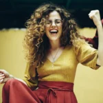 Mulher comemorando, ganhos, vitoria, felicidade, comemorando