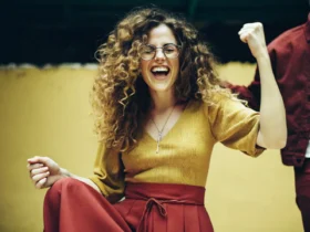 Mulher comemorando, ganhos, vitoria, felicidade, comemorando