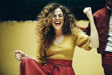 Mulher comemorando, ganhos, vitoria, felicidade, comemorando