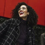 Mulher sorridente, feliz, alegre