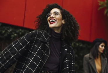 Mulher sorridente, feliz, alegre