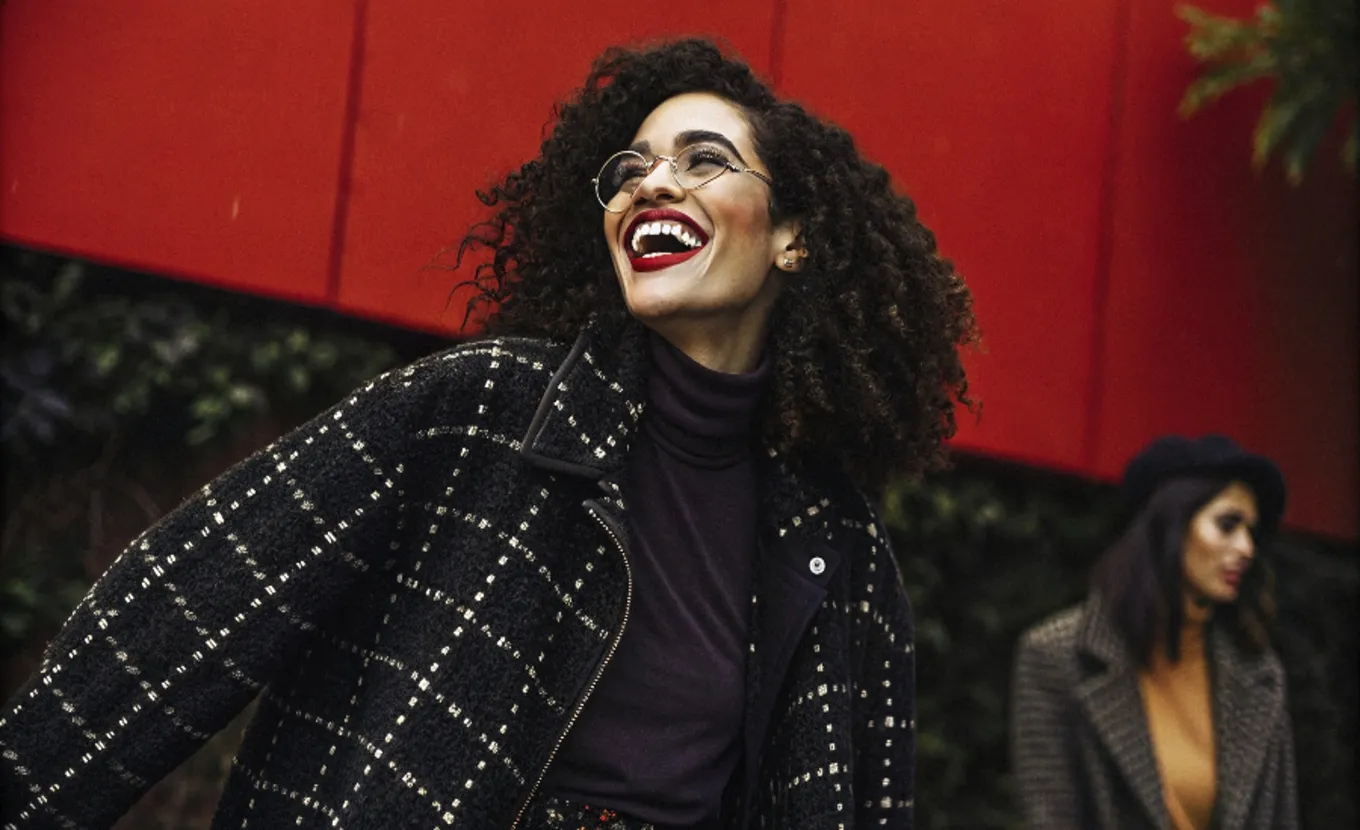 Mulher sorridente, feliz, alegre