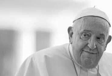 Aos 88 anos, Jorge Mario Bergoglio faleceu nesta segunda-feira (21), deixando um legado de simplicidade, reformas e compromisso com os marginalizados