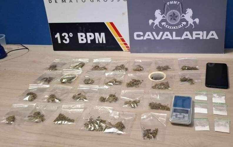 Suspeito foi flagrado com porções de maconha e materiais para preparo e embalagem da droga no Bairro Bandeirantes
