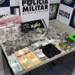 Tráfico em Mato Grosso: Casal é preso com drogas, dinheiro e objetos suspeitos em residência da Capital