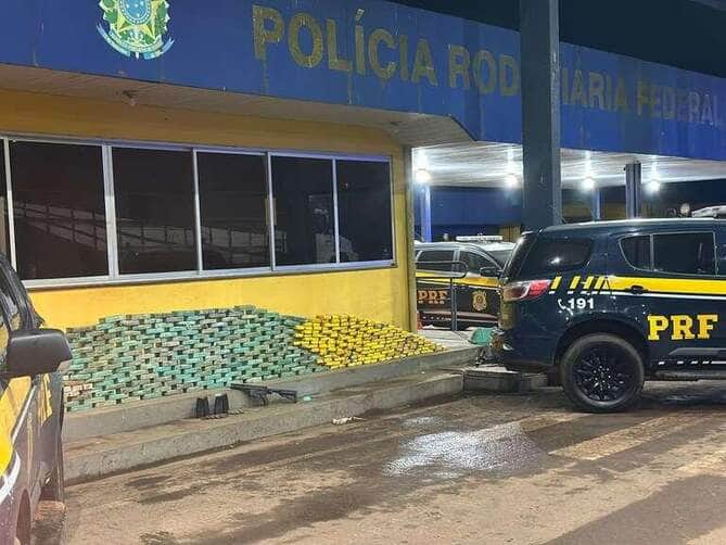 PRF apreende mais de 370 kg de drogas e fuzil escondidos em caminhão com gado em Cáceres