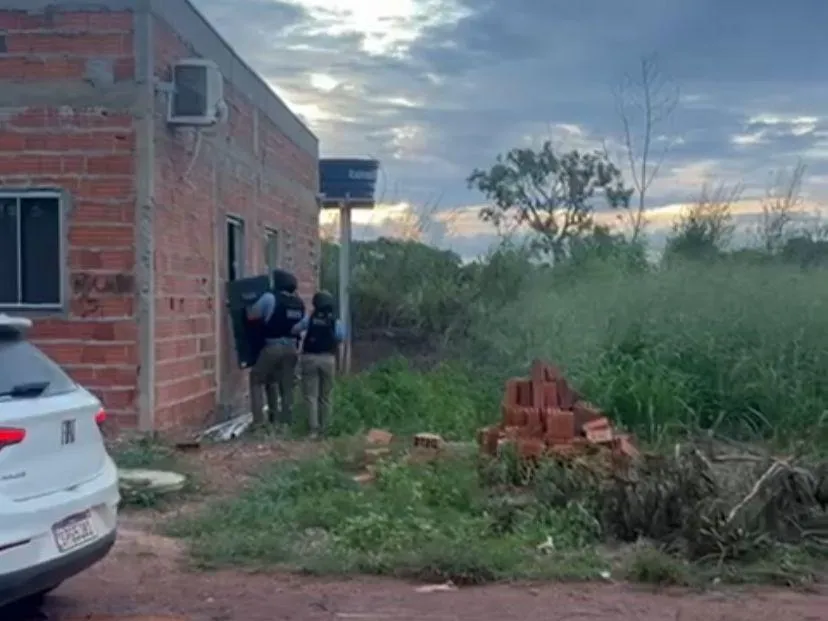 Reféns resgatados: Polícia cerca casa e prende criminoso armado em Mato Grosso