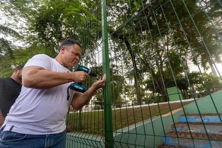 Prefeito de Rondonópolis determina retirada do cercamento das praças e dispara: “decisão equivocada”