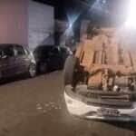 Motorista bateu em veículos estacionados; ele estava com a habilitação vencida e foi levado ao hospital pelo Samu