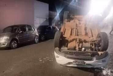 Motorista bateu em veículos estacionados; ele estava com a habilitação vencida e foi levado ao hospital pelo Samu