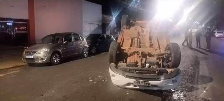 Motorista bateu em veículos estacionados; ele estava com a habilitação vencida e foi levado ao hospital pelo Samu