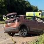 Colisão entre carreta e automóvel ocorreu na manhã deste sábado; rodovia segue interditada para perícia