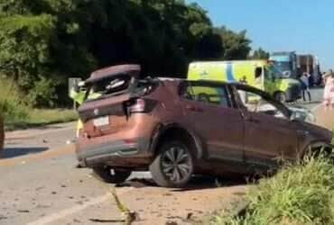 Colisão entre carreta e automóvel ocorreu na manhã deste sábado; rodovia segue interditada para perícia