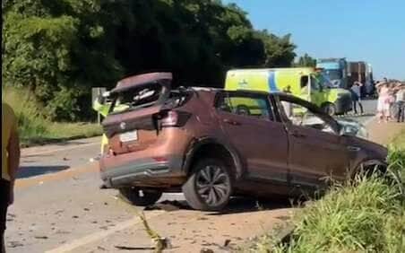 Colisão entre carreta e automóvel ocorreu na manhã deste sábado; rodovia segue interditada para perícia