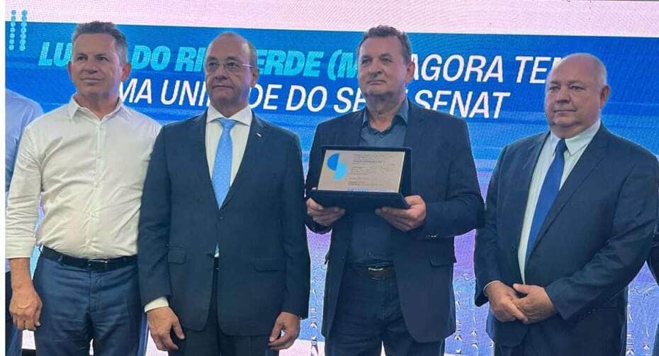 Vilson Kirst recebe placa em homenagem, durante inauguração da sede do Sest/Senat, em Lucas do Rio Verde. "Foi um dia de muita alegria para mim. Estou muito emocionado com essa homenagem do Sest/ Senat", afirma Kirst.