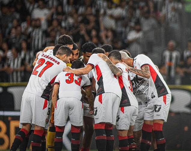 Vitória x Fortaleza: Onde assistir ao vivo, escalações e tudo sobre o duelo nordestino da 4ª rodada do Brasileirão. Imagem: Victor Ferreira EC Vitória