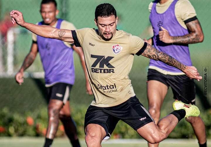 Vitória x Flamengo neste domingo (6) pelo Brasileirão 2025: onde assistir, escalações e tudo sobre o duelo no Barradão. Imagem: Victor Ferreira EC Vitória