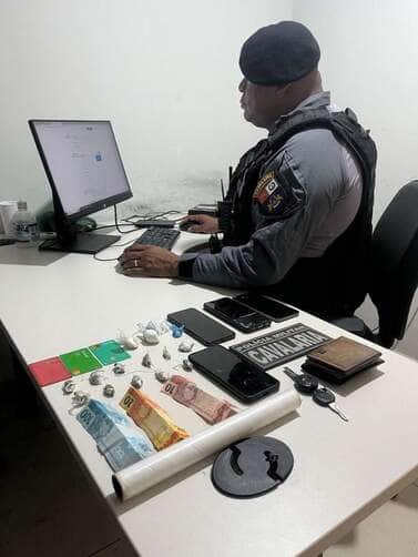 Suspeitos foram flagrados com porções de cocaína e maconha prontas para venda dentro de uma residência no município