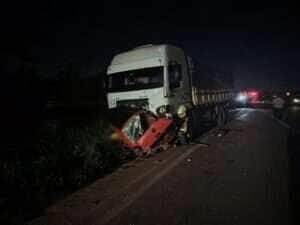 Acidente ocorreu durante a madrugada; equipes da PRF, Politec e IML atenderam a ocorrência