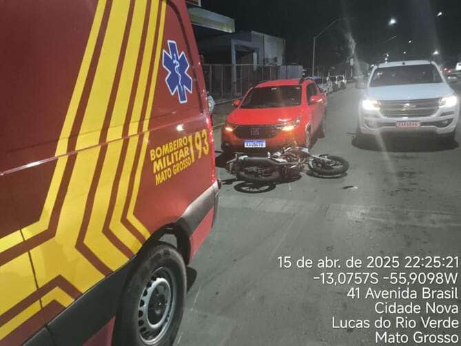 Acidente ocorreu próximo ao Hospital São Lucas; vítima estava sem capacete e foi encaminhada ao Pronto Atendimento Municipal com escoriações e contusão no braço