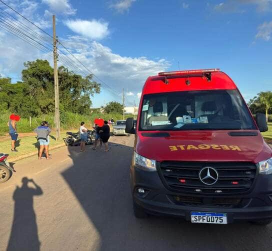 Vítima de 20 anos apresentava fratura no braço, escoriações e fortes dores no quadril; colisão ocorreu após distração com barulho na moto
