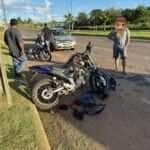Vítima de 20 anos apresentava fratura no braço, escoriações e fortes dores no quadril; colisão ocorreu após distração com barulho na moto