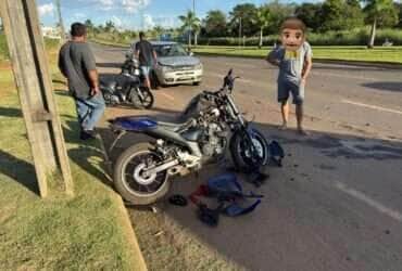 Vítima de 20 anos apresentava fratura no braço, escoriações e fortes dores no quadril; colisão ocorreu após distração com barulho na moto