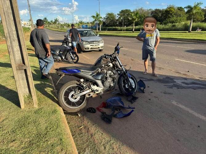 Vítima de 20 anos apresentava fratura no braço, escoriações e fortes dores no quadril; colisão ocorreu após distração com barulho na moto