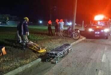 Motociclista de 20 anos fica ferida após colidir com poste em Lucas do Rio Verde