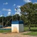 Homem é flagrado nu tomando banho em bebedouro de praça no bairro Vival dos Ipês