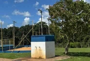 Homem é flagrado nu tomando banho em bebedouro de praça no bairro Vival dos Ipês