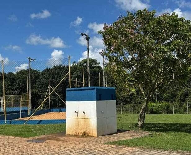 Homem é flagrado nu tomando banho em bebedouro de praça no bairro Vival dos Ipês