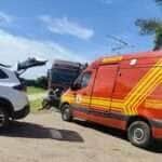 Colisão registrada na manhã deste sábado (19) envolveu uma mulher adulta, uma adolescente e uma criança de colo; vítimas estavam na motocicleta e foram encaminhadas ao Hospital São Lucas