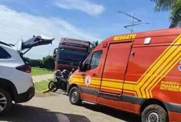 Colisão registrada na manhã deste sábado (19) envolveu uma mulher adulta, uma adolescente e uma criança de colo; vítimas estavam na motocicleta e foram encaminhadas ao Hospital São Lucas