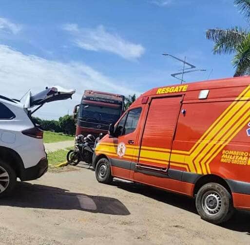 Colisão registrada na manhã deste sábado (19) envolveu uma mulher adulta, uma adolescente e uma criança de colo; vítimas estavam na motocicleta e foram encaminhadas ao Hospital São Lucas