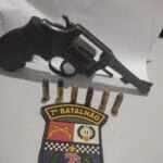 Arma de fogo foi entregue voluntariamente ao proprietário do estabelecimento após confusão envolvendo homem embriagado na Comunidade Pindaival; suspeito não foi localizado