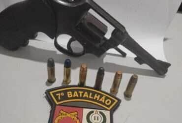 Arma de fogo foi entregue voluntariamente ao proprietário do estabelecimento após confusão envolvendo homem embriagado na Comunidade Pindaival; suspeito não foi localizado