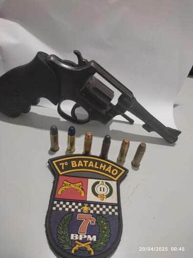 Arma de fogo foi entregue voluntariamente ao proprietário do estabelecimento após confusão envolvendo homem embriagado na Comunidade Pindaival; suspeito não foi localizado