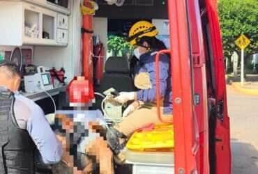 Acidente ocorreu na manhã desta segunda-feira (21) em frente à igreja do bairro Jaime Seiti Fujji; vítimas foram socorridas pelo Corpo de Bombeiros e encaminhadas ao Pronto Atendimento