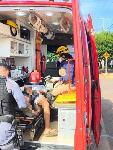 Acidente ocorreu na manhã desta segunda-feira (21) em frente à igreja do bairro Jaime Seiti Fujji; vítimas foram socorridas pelo Corpo de Bombeiros e encaminhadas ao Pronto Atendimento