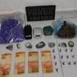 Homem tentou fugir ao perceber aproximação da viatura; dentro da residência foram encontrados maconha, cocaína e materiais utilizados no tráfico