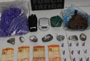 Homem tentou fugir ao perceber aproximação da viatura; dentro da residência foram encontrados maconha, cocaína e materiais utilizados no tráfico