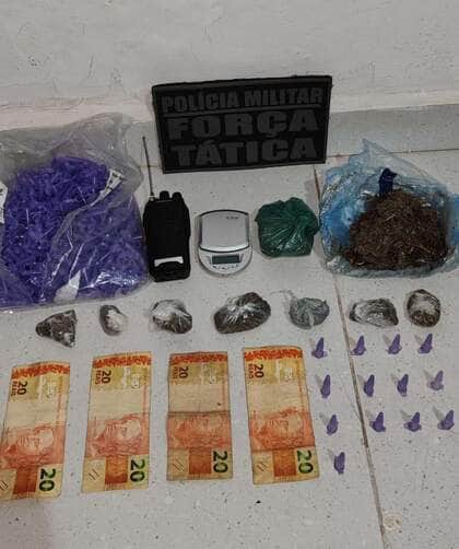 Homem tentou fugir ao perceber aproximação da viatura; dentro da residência foram encontrados maconha, cocaína e materiais utilizados no tráfico