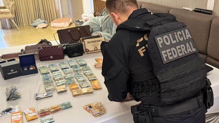 Ação conjunta cumpre 21 mandados e mira rede de lojas suspeita de vender produtos falsificados e importados ilegalmente em shoppings da região metropolitana 