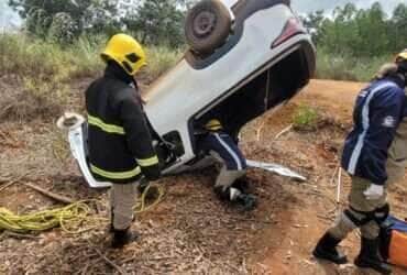 Acidente envolveu colisão entre caminhonete e caminhão; vítima foi socorrida pelo Corpo de Bombeiros e encaminhada ao hospital em Lucas do Rio Verde